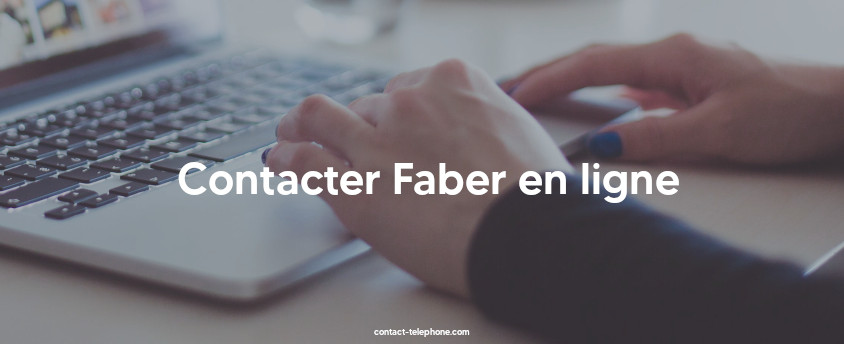 Femme consultant une page internet, ses mains pianotent le clavier de l’ordinateur.