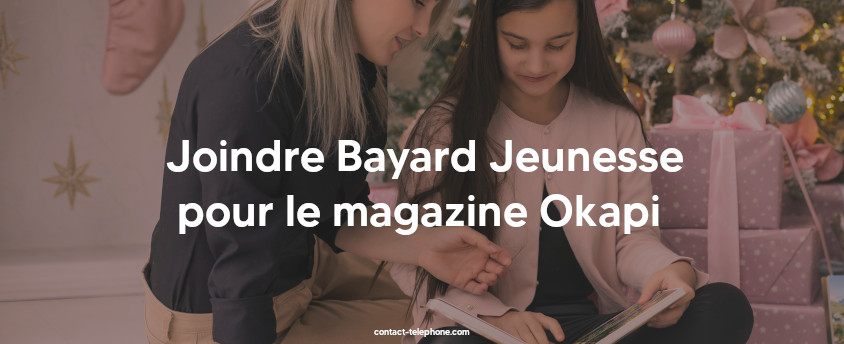 Mère lisant un magazine avec sa petite fille devant des cadeaux de Noël.