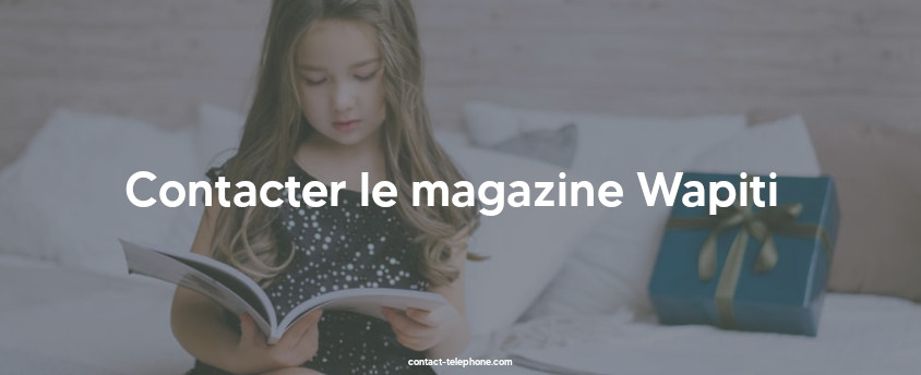 Enfant lisant un magazine, elle est assise sur un lit.