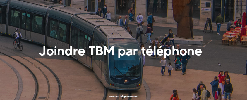 Tram circulant sur une place du centre ville de Bordeaux.