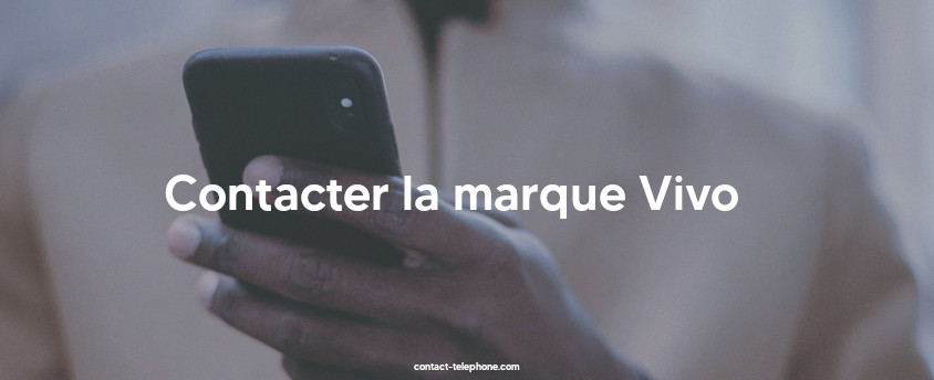 Main d'un homme tenant un smartphone.