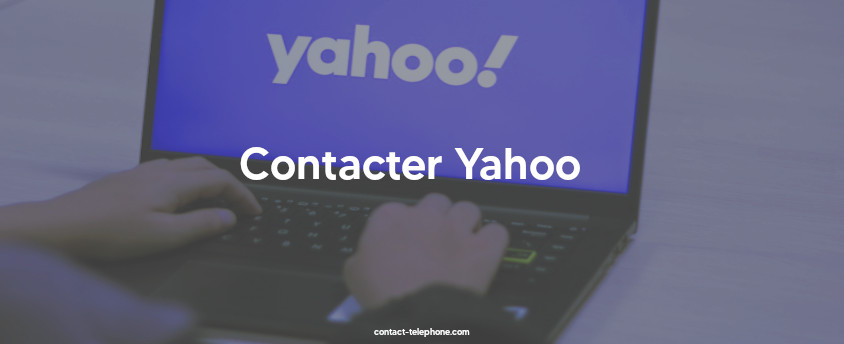 Mains d'une personne sur son ordinateur, l'écran affiche le logo de Yahoo.