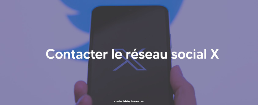 Main d'une personne tenant sont smartphone qui affiche l'application X devant l'ancien logo du réseau social Twitter.