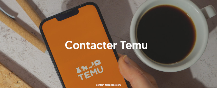 Téléphone affichant le site Temu et son logo, tenu dans la main d'un homme à côté d'une tasse de café.
