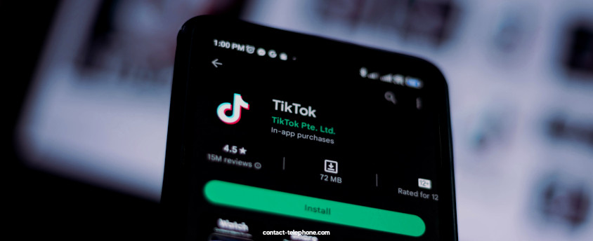 Téléphone affichant Play Store pour installer l'application TikTok.