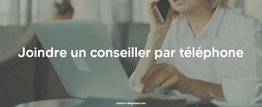 Une chargée de clientèle discute au téléphone devant son ordinateur.