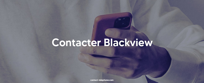 Main d'un homme tenant un smartphone.