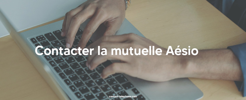 Mains d'un homme rédigeant un mail sur le clavier de son ordinateur.