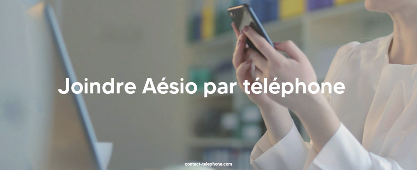 Mains d'une femme tenant un téléphone.