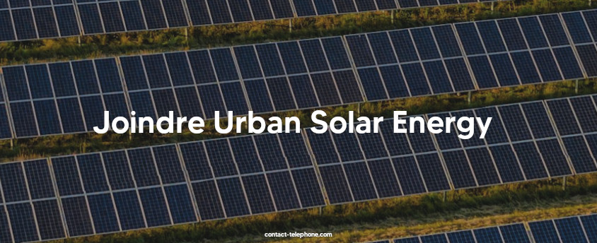 Panneaux solaires dans un champ.