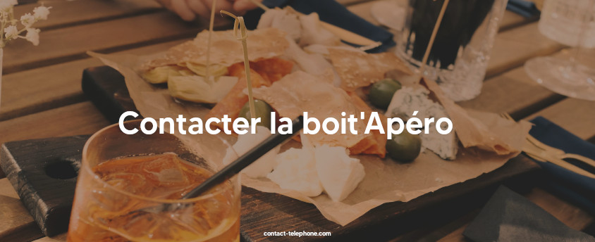 Planche de charcuterie et de fromages sur une table avec des cocktails pour l'apéritif.