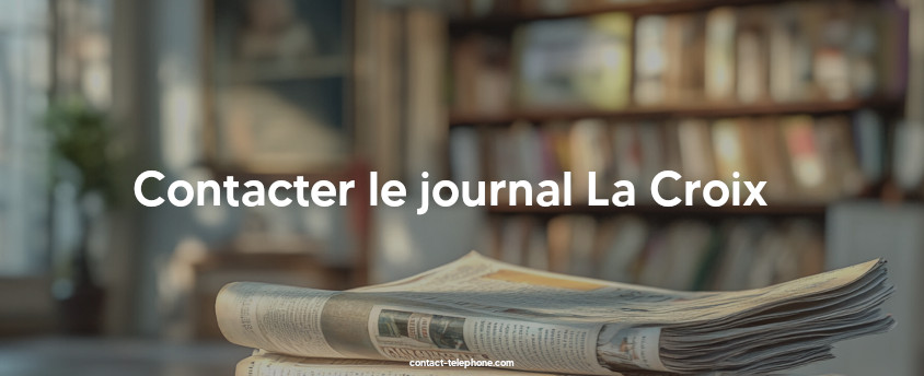 Journaux posés sur une table devant une bibliothèque.