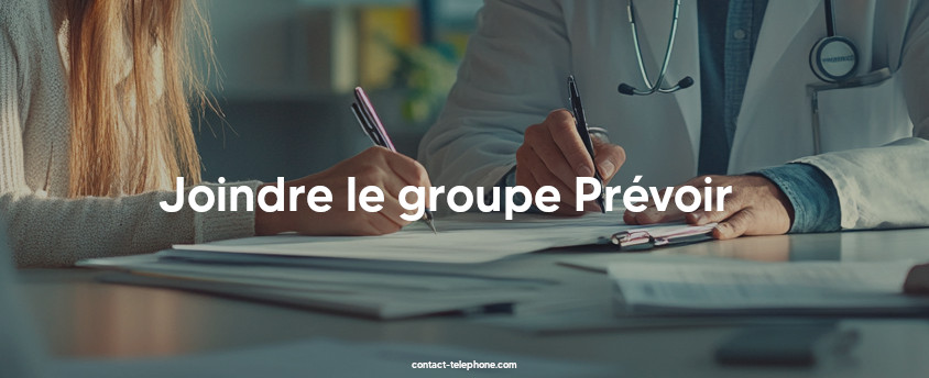 Mains de deux personnes dont une est un représentant du personnel de santé) signant un contrat d'assurance.