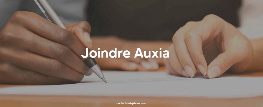 Deux mains posées sur un contrat. La main d'un homme à droite signe le contrat avec un stylo.