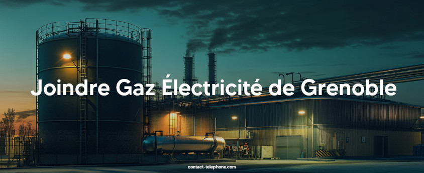 Centrale de gaz la nuit avec des cheminées et de la fumée.