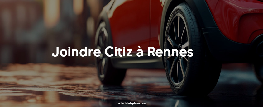 Bas d'une voiture citadine (dont on voit les roues) sur une rue en ville.
