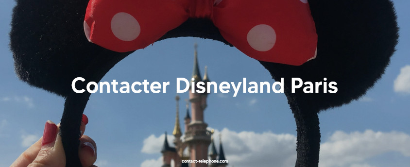 Femme tenant un serre-tête Minnie devant le château de Disneyland Paris.