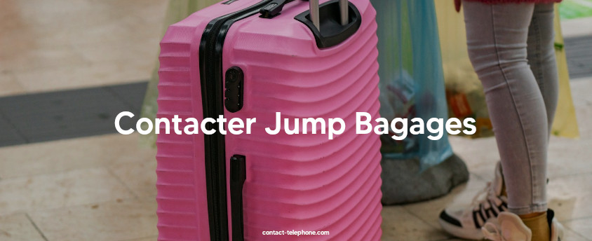 Personne tenant une grosse valise rose.