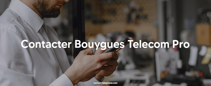 Professionnel écrivant un message sur son smartphone.