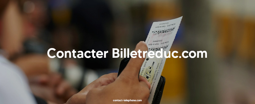 Personne consultant un billet papier pour un événement.